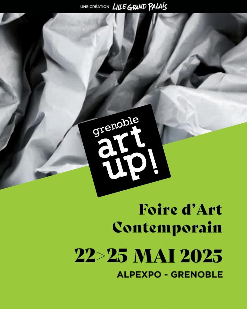 Une femme assise en sculpture contemporaine exposée dans une galerie lumineuse